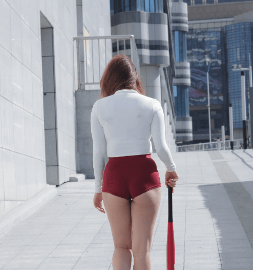 兄弟们,街上小姐姐穿红色短裤打棒球喜欢吗?