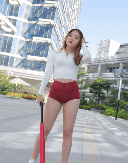 兄弟们,街上小姐姐穿红色短裤打棒球喜欢吗?