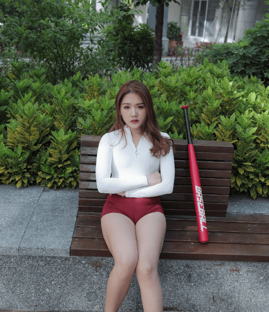 兄弟们,街上小姐姐穿红色短裤打棒球喜欢吗?